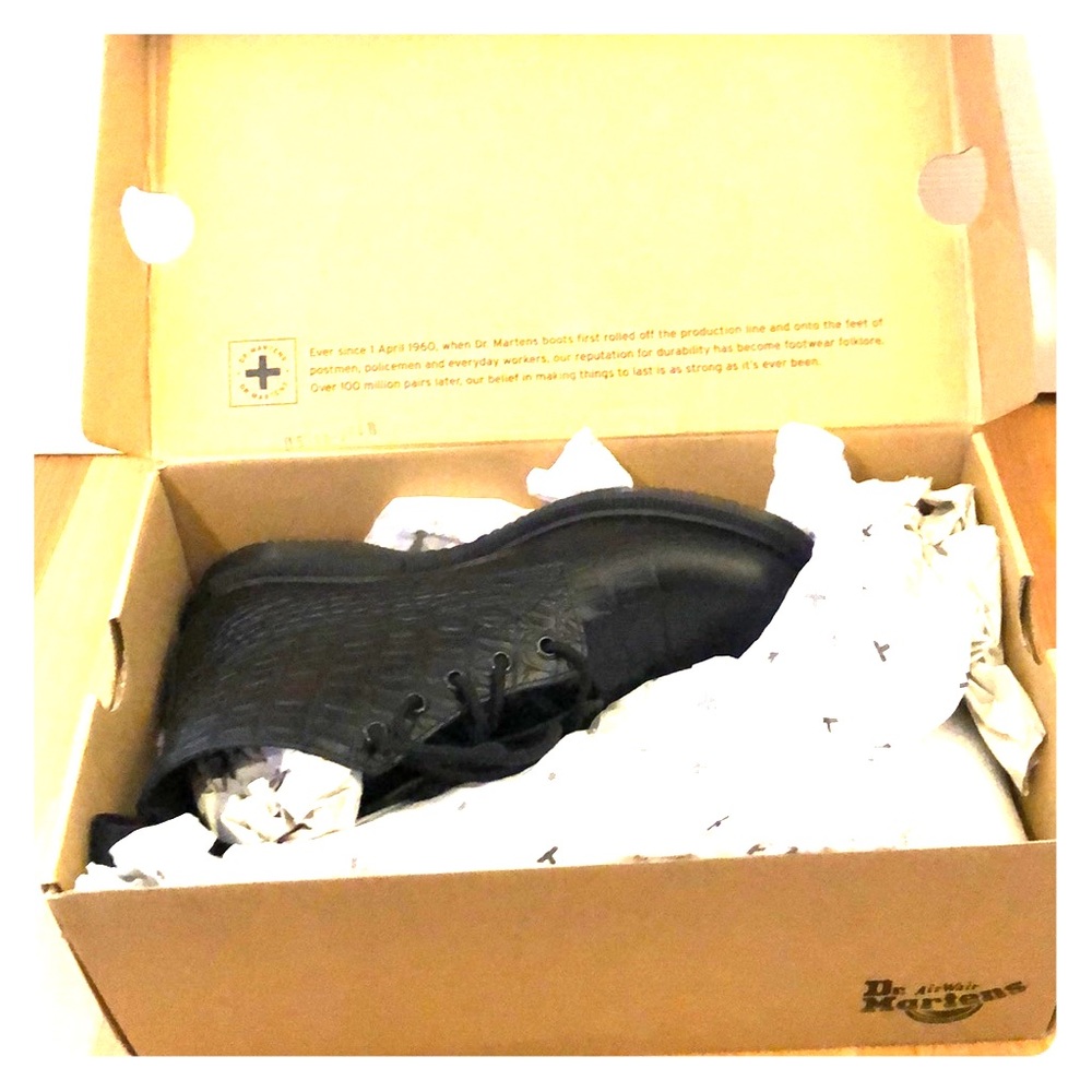 Brand NEW dr martens in croco emmeline black boots